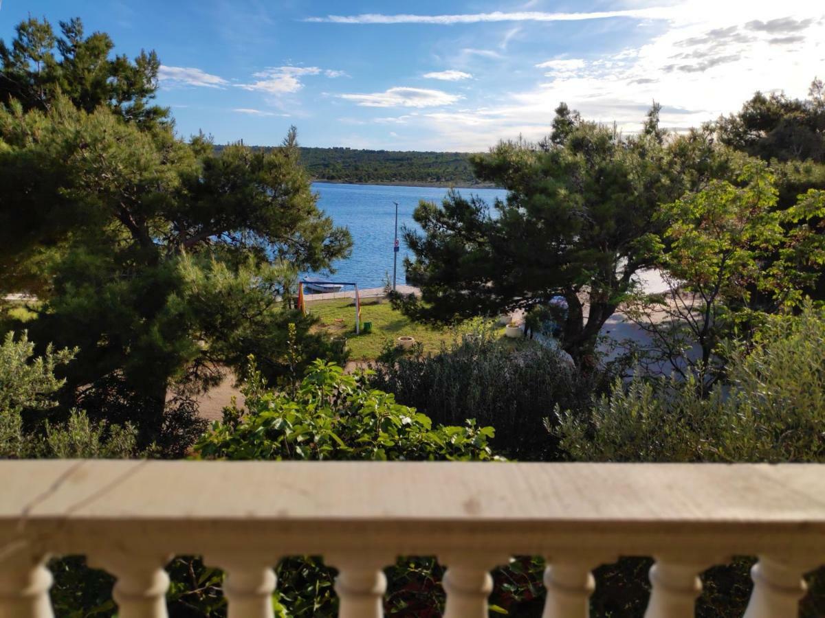 אוברובץ Villa Punta Blava - Beach Front, Ideal For Family Vacation With Kids, Large Terraces With Sea View, Internet, Netflix, No Pets Allowed מראה חיצוני תמונה