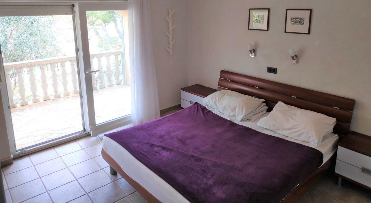 אוברובץ Villa Punta Blava - Beach Front, Ideal For Family Vacation With Kids, Large Terraces With Sea View, Internet, Netflix, No Pets Allowed מראה חיצוני תמונה