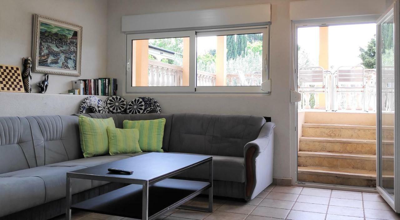 אוברובץ Villa Punta Blava - Beach Front, Ideal For Family Vacation With Kids, Large Terraces With Sea View, Internet, Netflix, No Pets Allowed מראה חיצוני תמונה