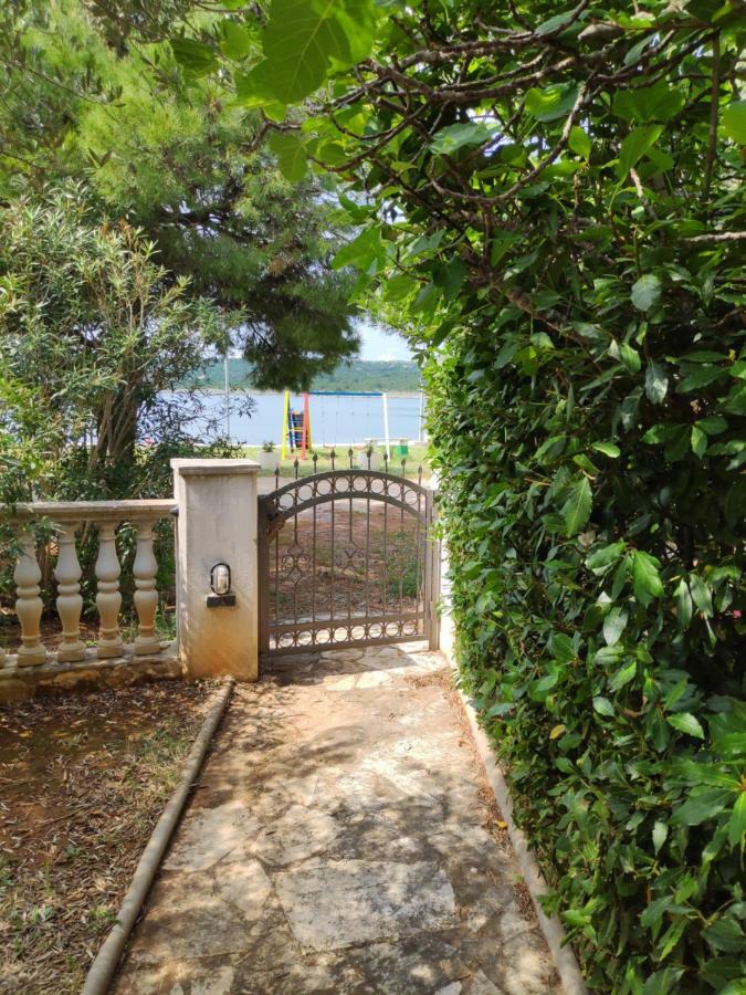 אוברובץ Villa Punta Blava - Beach Front, Ideal For Family Vacation With Kids, Large Terraces With Sea View, Internet, Netflix, No Pets Allowed מראה חיצוני תמונה