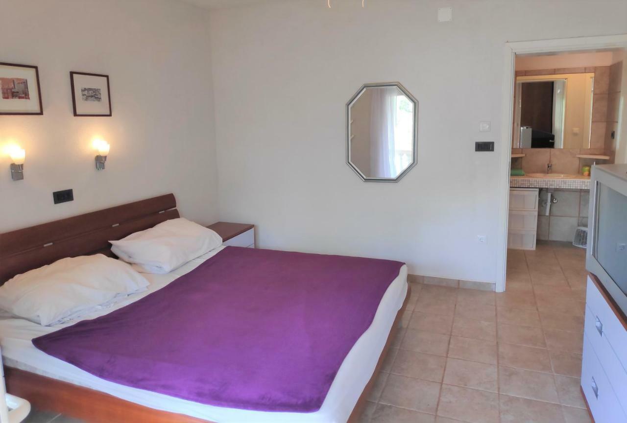 אוברובץ Villa Punta Blava - Beach Front, Ideal For Family Vacation With Kids, Large Terraces With Sea View, Internet, Netflix, No Pets Allowed מראה חיצוני תמונה