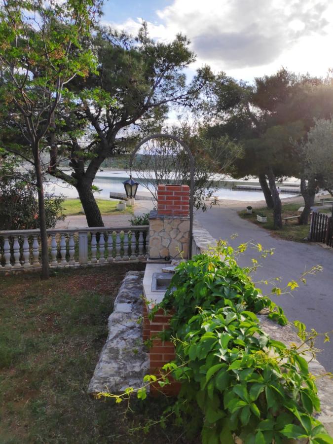 אוברובץ Villa Punta Blava - Beach Front, Ideal For Family Vacation With Kids, Large Terraces With Sea View, Internet, Netflix, No Pets Allowed מראה חיצוני תמונה
