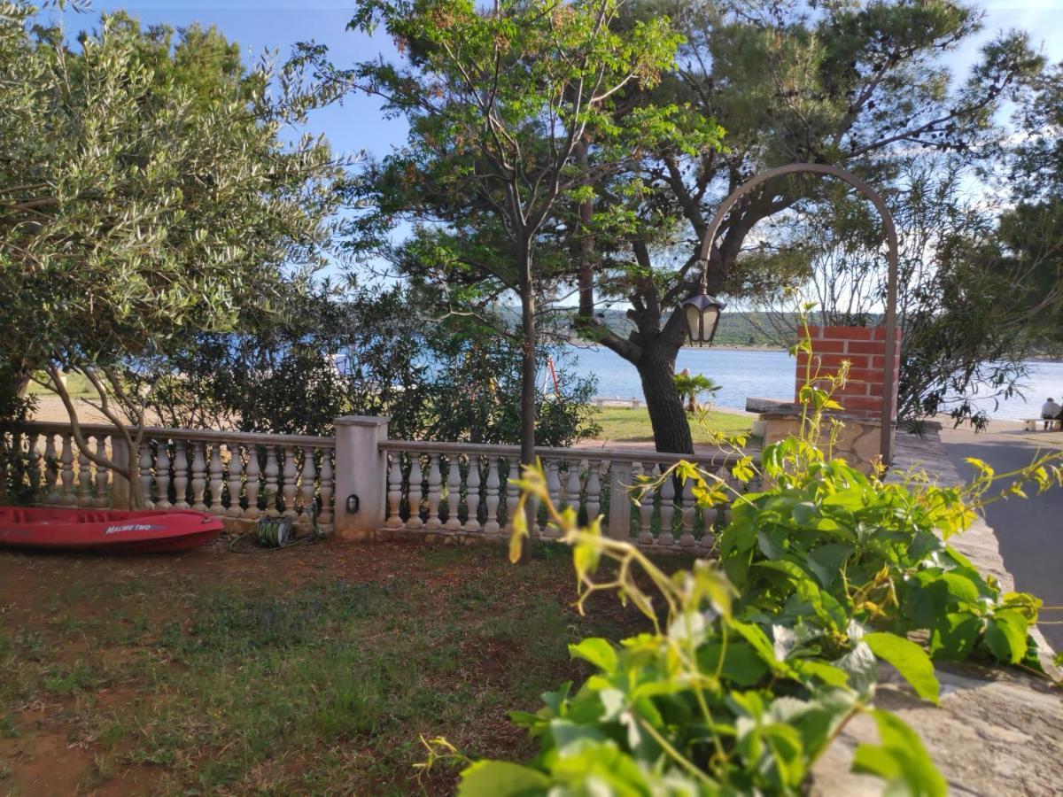 אוברובץ Villa Punta Blava - Beach Front, Ideal For Family Vacation With Kids, Large Terraces With Sea View, Internet, Netflix, No Pets Allowed מראה חיצוני תמונה