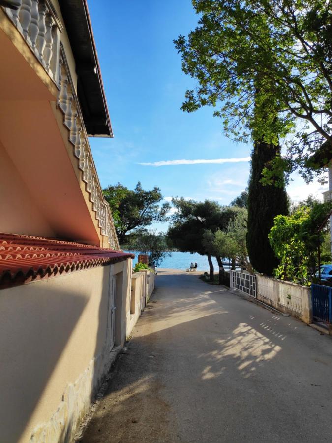 אוברובץ Villa Punta Blava - Beach Front, Ideal For Family Vacation With Kids, Large Terraces With Sea View, Internet, Netflix, No Pets Allowed מראה חיצוני תמונה